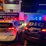 Motorista perde controle em pista molhada e carro cai em ribanceira em Presidente Getúlio