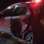 Carro despenca em barranco e atinge garagem de casa em Rio do Sul