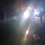Veículo cai em córrego após saída de pista e deixa três feridos em Agrolândia