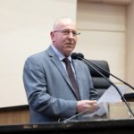 PRF flagra família inteira sem cintos de segurança na BR-101