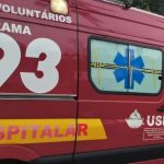 Carro sai da pista após tentar desviar de caminhão na BR-470, em Apiúna