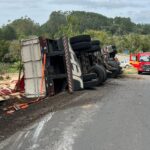 Motorista fica ferido após carreta tombar na SC-425, em Mirim Doce