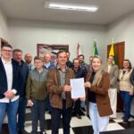 Caminhão tomba às margens da Rodovia Norberto Henrique Alves, em Leoberto Leal