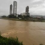 Deslizamento de terra provoca desabamento de muro em Taió