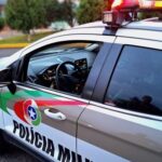 Após bater carro em poste, homem é preso por embriaguez e agressão contra guardas em Rio do Sul