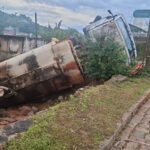 Carro vai parar dentro de lago após saída de pista em Taió
