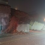 Carro cai em ribanceira e fica parcialmente submerso com três crianças na BR-470, em Ibirama