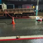 Carro capota após bater na traseira de veículo estacionado no Centro de Rio do Sul
