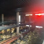 Caminhão carregado com toras tomba na BR-470, em Pouso Redondo