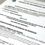 Colisão entre dois carros deixa três feridos na BR-470, em Lontras