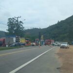 Colisão entre carro e moto deixa motociclista ferido no Centro de Salete
