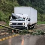 Motociclista fica ferido após colidir contra poste em Taió