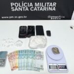 Caminhão cai em rio e motorista fica preso na cabine em Ituporanga