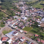 Arcanjo atende jovem ferida após colisão entre carro e caminhão na BR-470, em Lontras