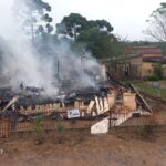 Homem é contido após surto e danos em residência em Papanduva