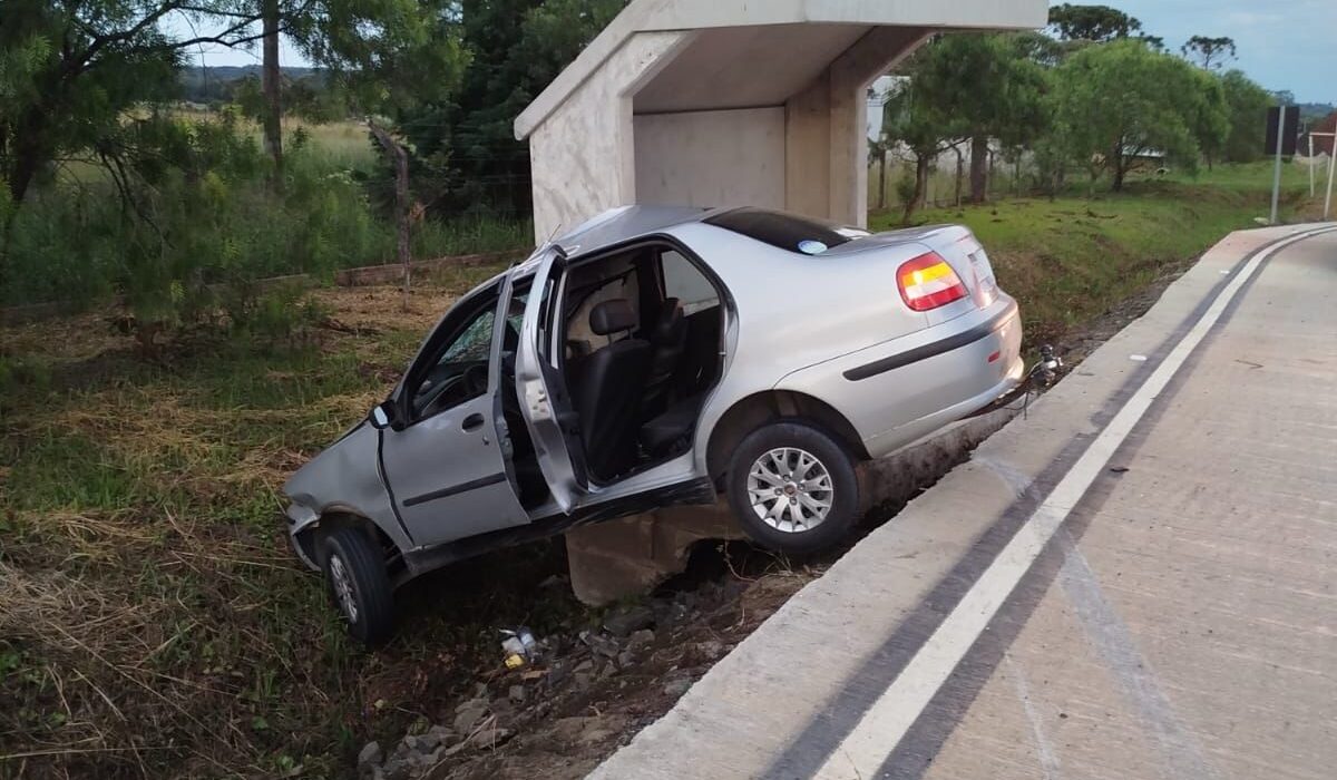 grave-acidente-deixa-homem-inconsciente-apos-colisao-contra-ponto-de-onibus-na-sc-477-em-major