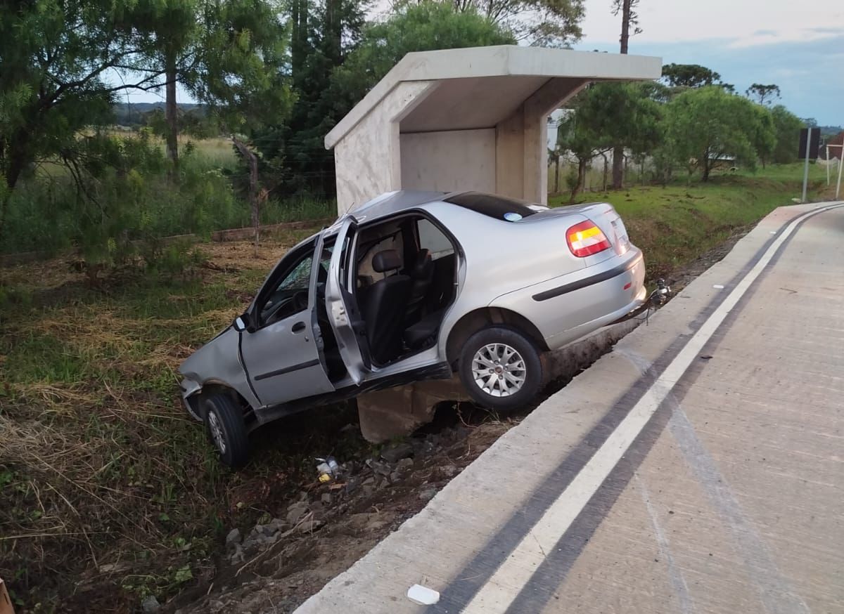 grave-acidente-deixa-homem-inconsciente-apos-colisao-contra-ponto-de-onibus-na-sc-477-em-major