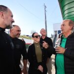 Retroescavadeira atinge lateral de carro em acidente em Mafra