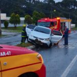 Motociclista sofre traumatismo craniano após acidente em Mafra