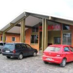 Motorista fica ferido após colidir carro contra poste em Mafra