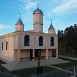 Colisão entre carro e motoniveladora é registrada durante manutenção de estrada em Papanduva