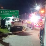Caminhão carregado com chapas de compensado tomba em Três Barras e motorista fica ferido