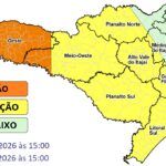 Motociclista fica ferida após colisão com carro em Mafra