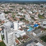 Carro capota e atinge dois veículos estacionados em São Bento do Sul