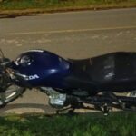 Motociclista de 23 anos fica ferido após colisão com carro em Mafra