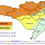 Alarme dispara após janela ser quebrada em creche de Três Barras; homem é localizado em casa desocupada