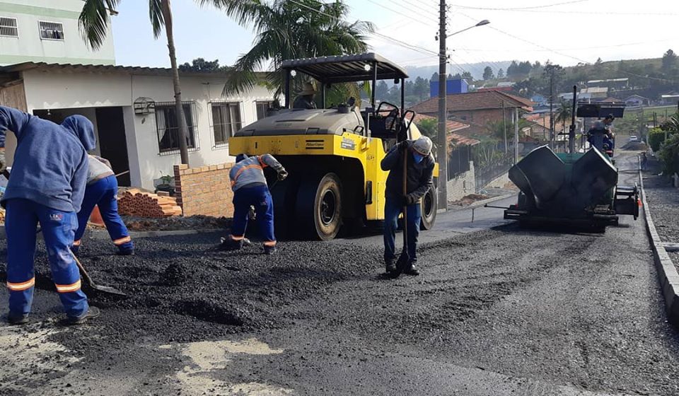 Rua Jacó Lamin recebe asfalto em Pouso Redondo