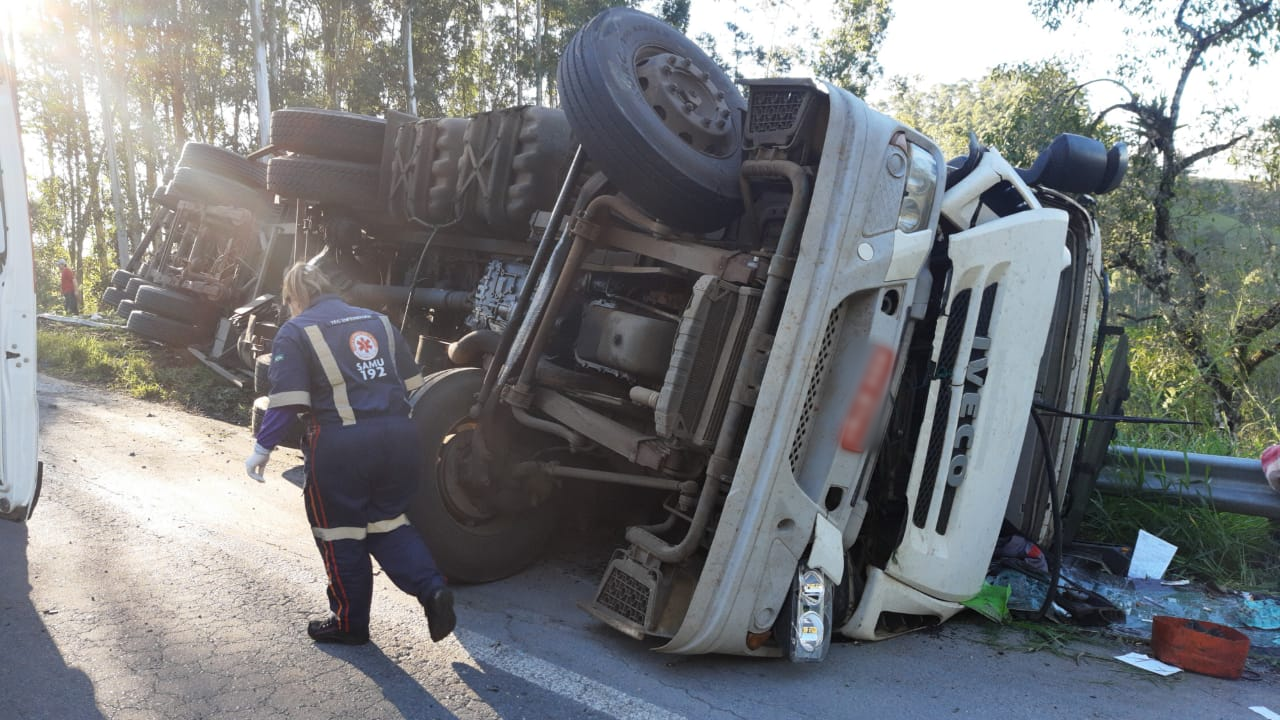 LAMENTÁVEL! Carga é saqueada por populares após acidente envolvendo dois caminhões na BR-470