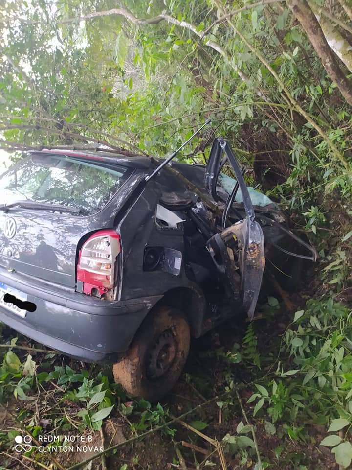 Motorista fica ferido ao colidir em árvore no município de Dona Emma