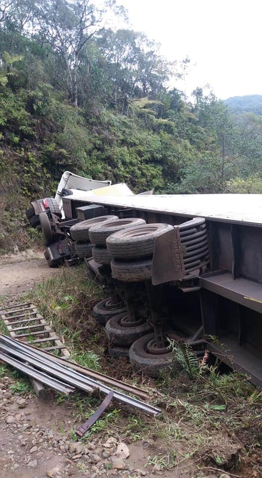 Caminhão tomba no interior do município de Taió