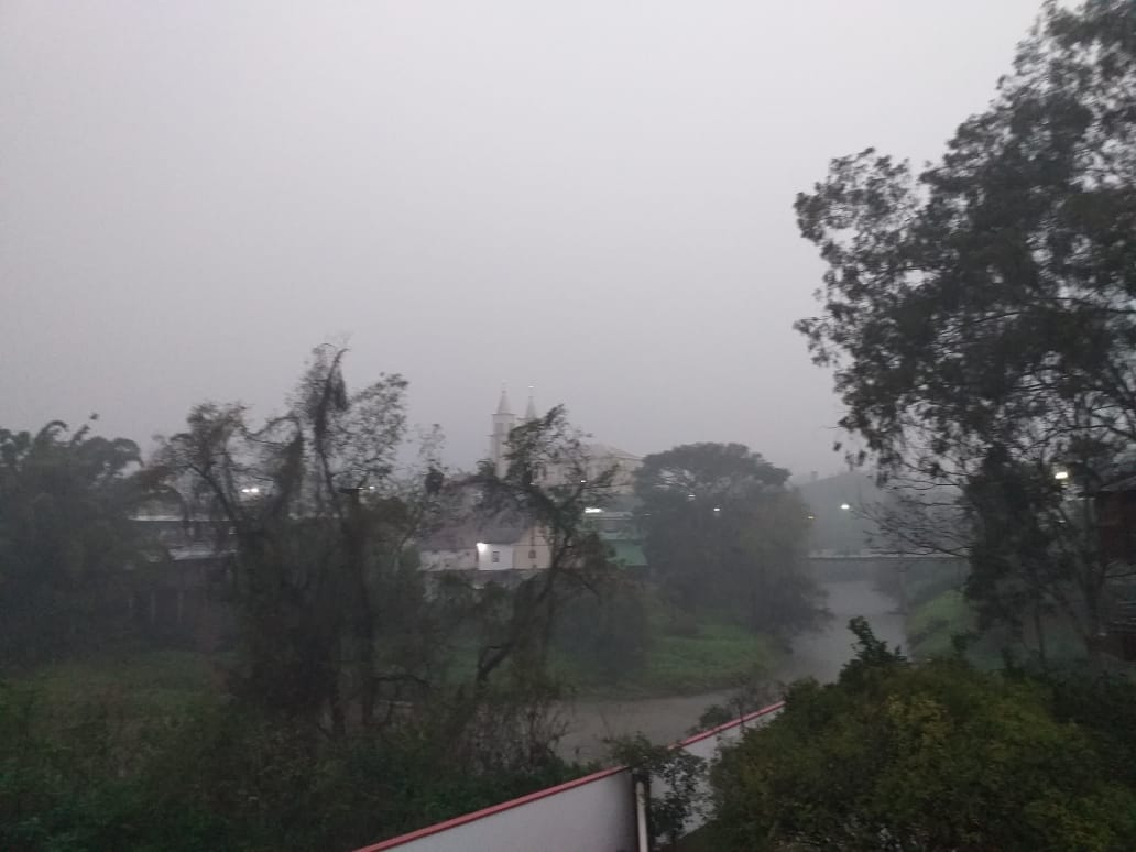 Relâmpagos e muita chuva neste momento em Taió
