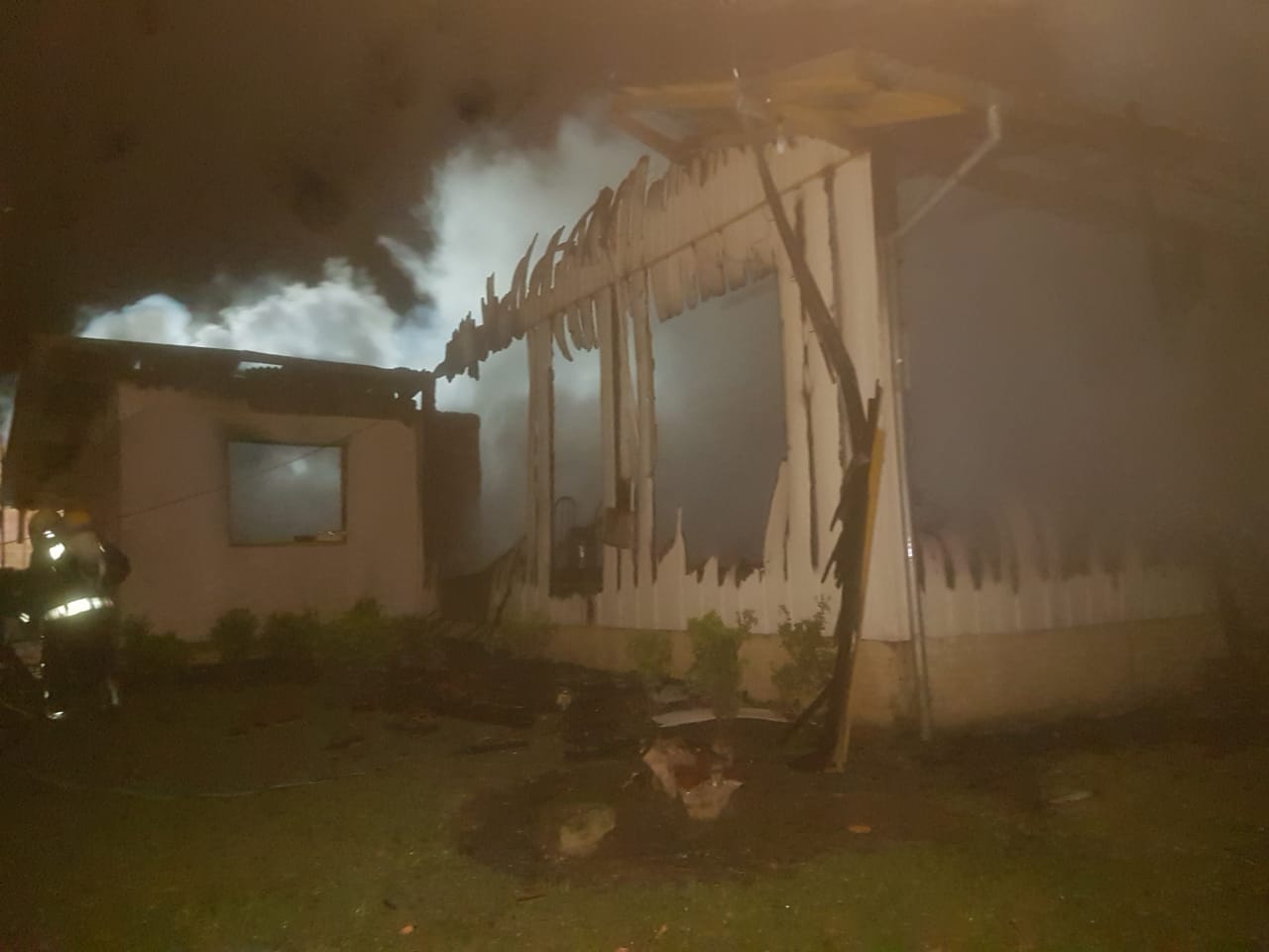 Residência é destruída pelo fogo em Rio do Oeste