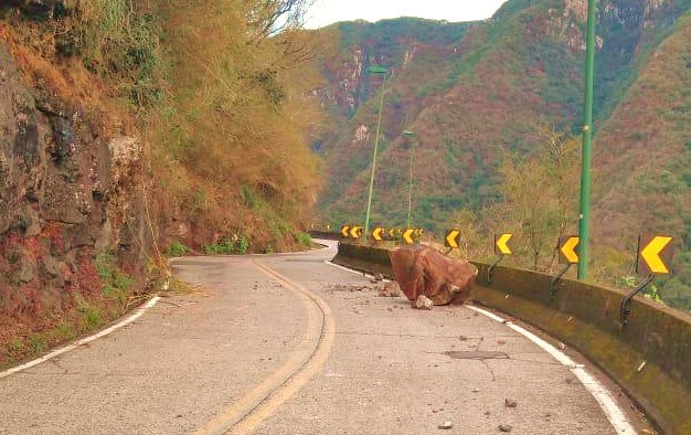 Pedra gigante cai sobre a pista na Serra do Rio do Rastro