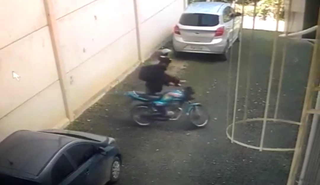 VÍDEO: Em Rio do Sul, bandido rouba moto e pede resgate de R$ 800 para devolver
