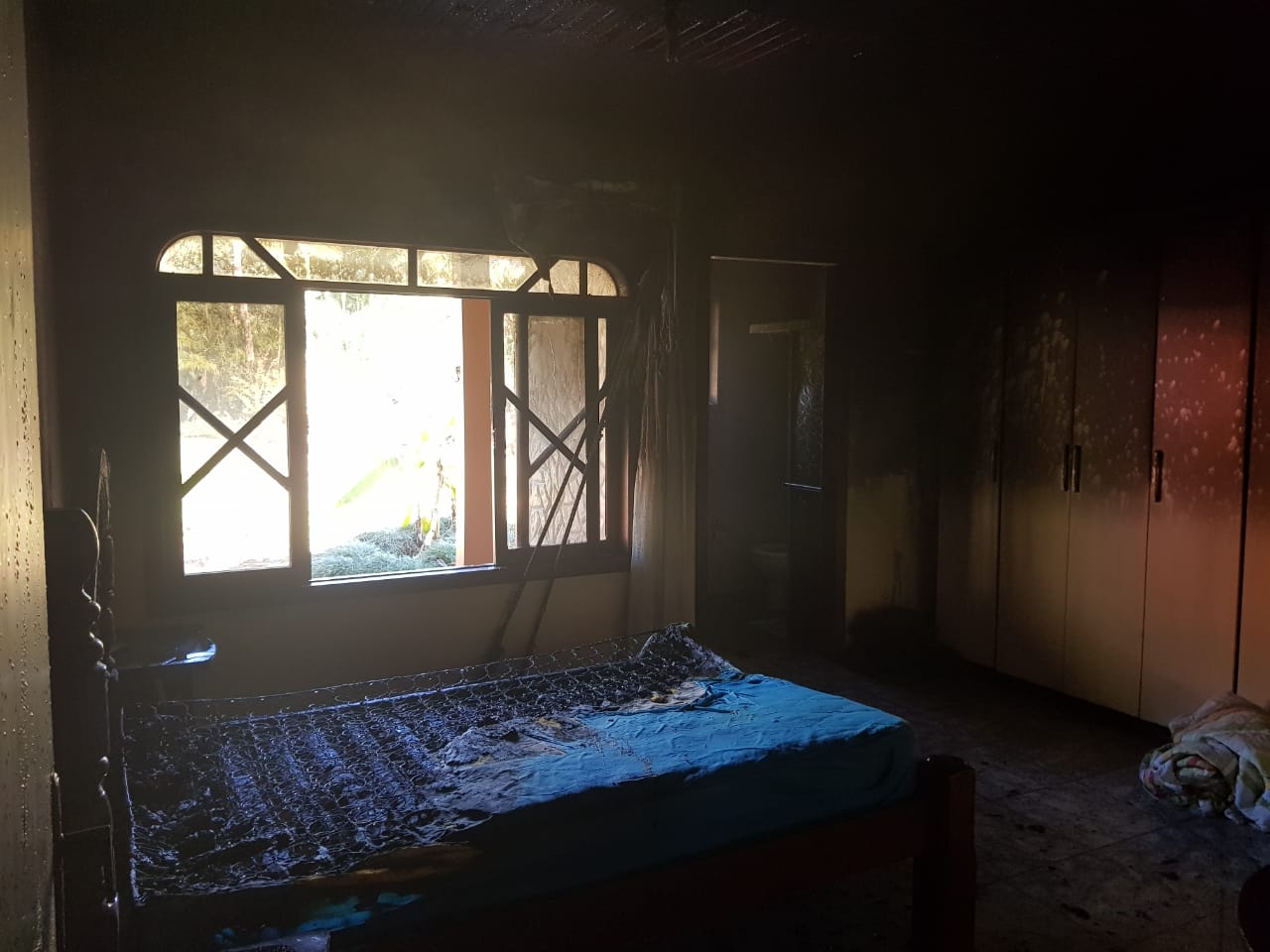 Fogo atinge parte de residência em Rio do Sul