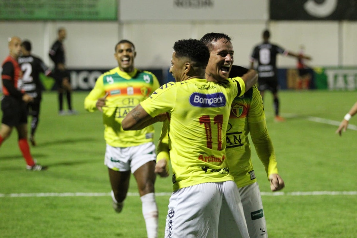 Brusque bate Joinville de novo e assegura vaga na semifinal do Campeonato Catarinense