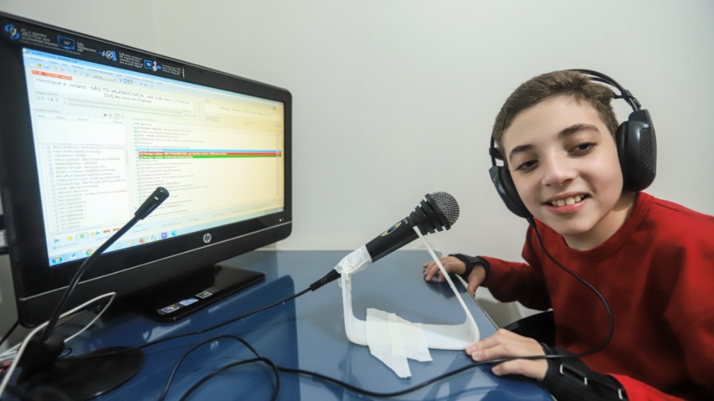 Menino com paralisia cerebral realiza sonho e cria web rádio