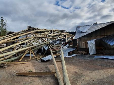 Ciclone danifica 70% da área de fábrica em Rio do Sul; prejuízo supera R$ 2 milhões