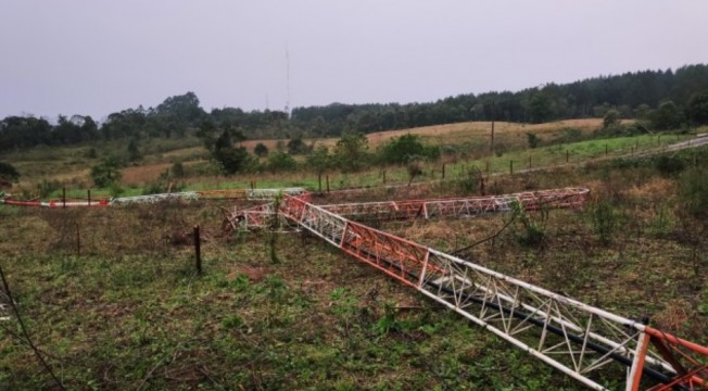 Torre de transmissão de rádio cai durante temporal em Taió