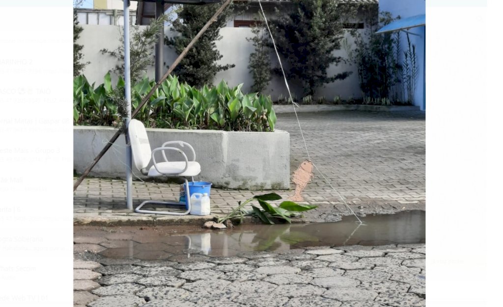 Protesto criativo faz água parada em estrada virar ‘lagoa’, em Taió