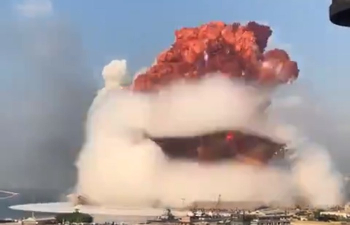 Vídeo mostra sequência de explosões no porto de Beirute