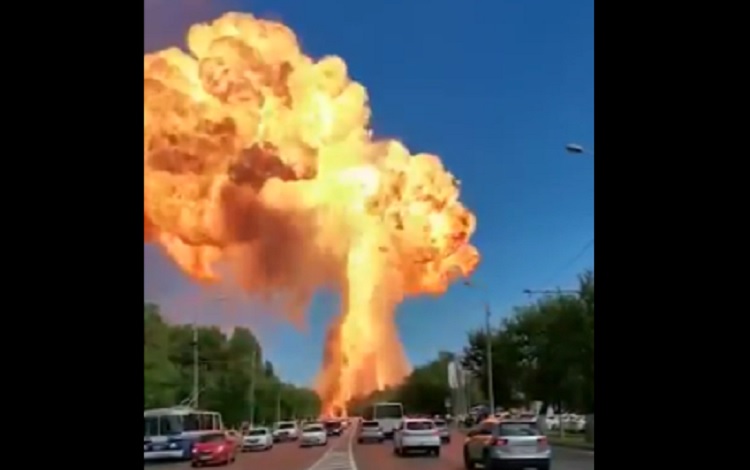 Explosão impressionante em posto de gasolina na Rússia deixa feridos