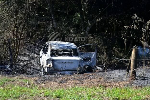 Homem encontra carro incendiado com dois corpos, em SC
