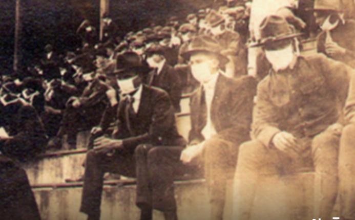 Imagem vintage chama atenção onde mostra fãs de futebol usando máscaras durante a pandemia de 1918