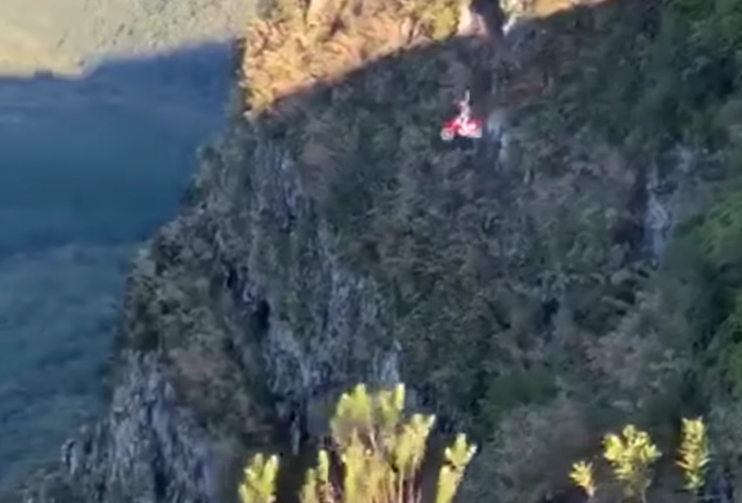 Homem salta de moto no Cânion do Espraiado na Serra Catarinense