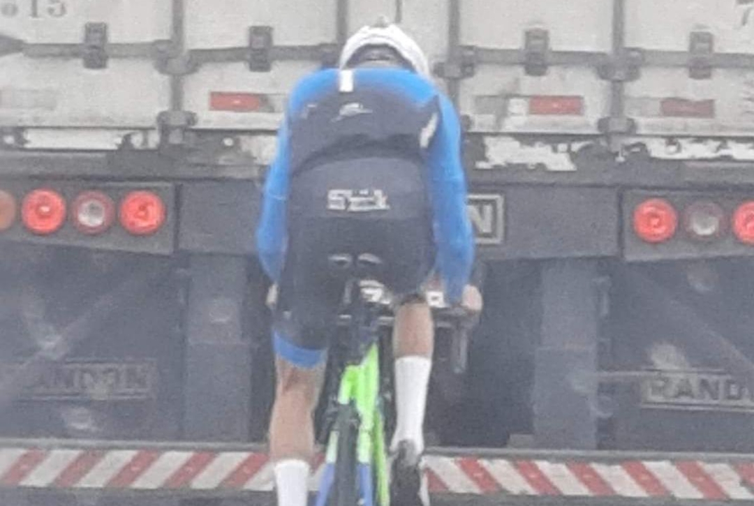 Ciclista é flagrado pedalando atrás de caminhão em SC